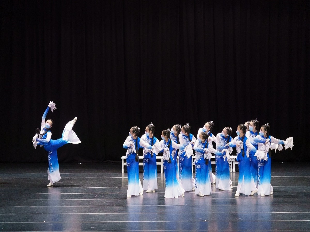 2.舞蹈社團參加110學年度全國學生舞蹈比賽，以民俗舞「姑娘嬉遊雪紛飛」榮獲優等佳績